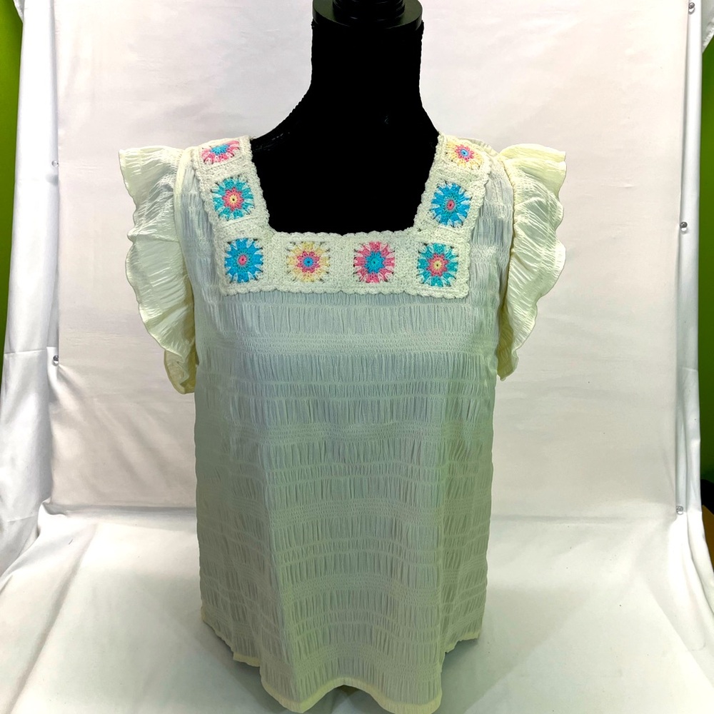 SHEIN CROCHETED FLORAL TOP W/CAP RUFFLE SLEEVE LG CREAM‎ PREOWNED